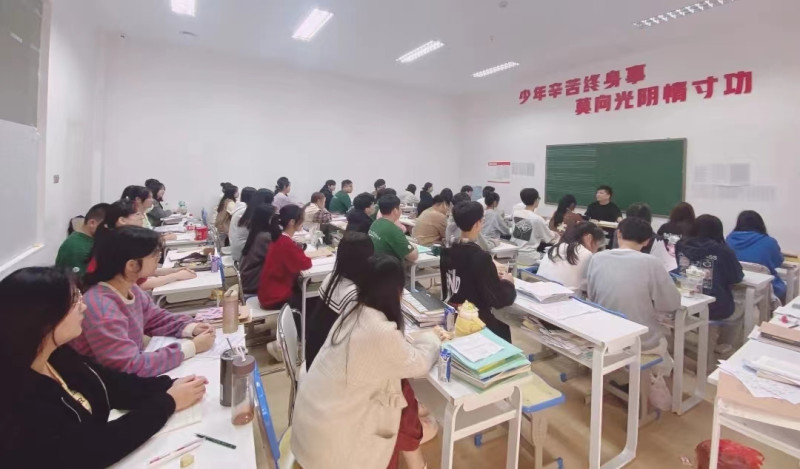 望城一家校外培训机构正在上课。资料图片