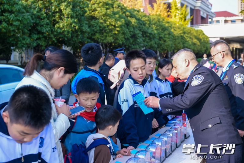 民警向学生讲解禁毒知识，并展示毒品模型。