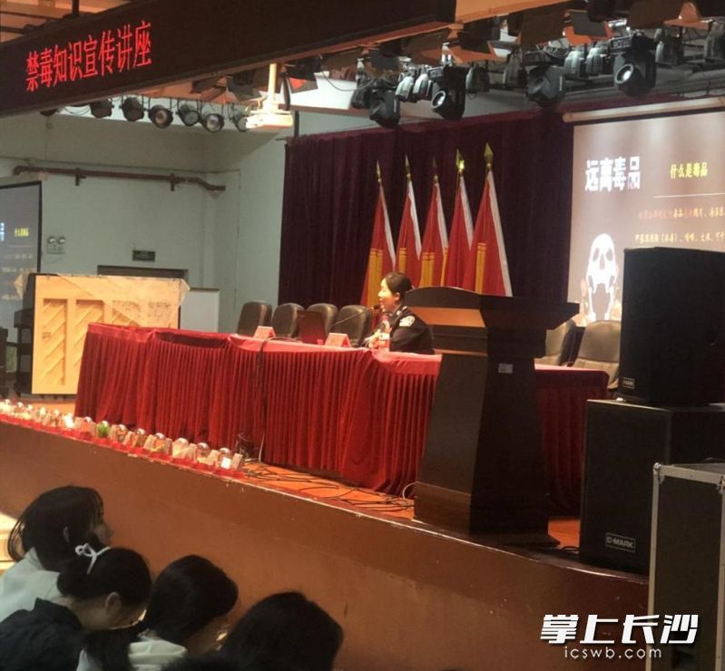 湖南湘江新区禁毒宣传教育讲师团讲师，为学校师生讲授禁毒知识讲座。 均为湖南湘江新区社会禁毒协会 供图