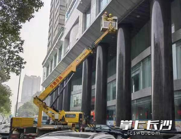 专业维修人员到场后，立即维修。 长沙晚报通讯员 梁玉婷 摄