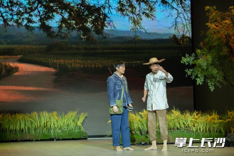 话剧《湘伢子雷锋》首度在校园亮相。