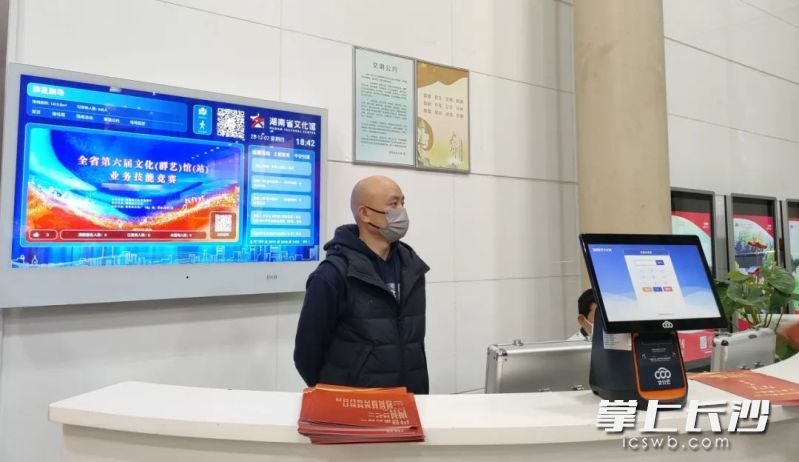 智慧数据屏与自助取票机。均为 徐卓俊 供图