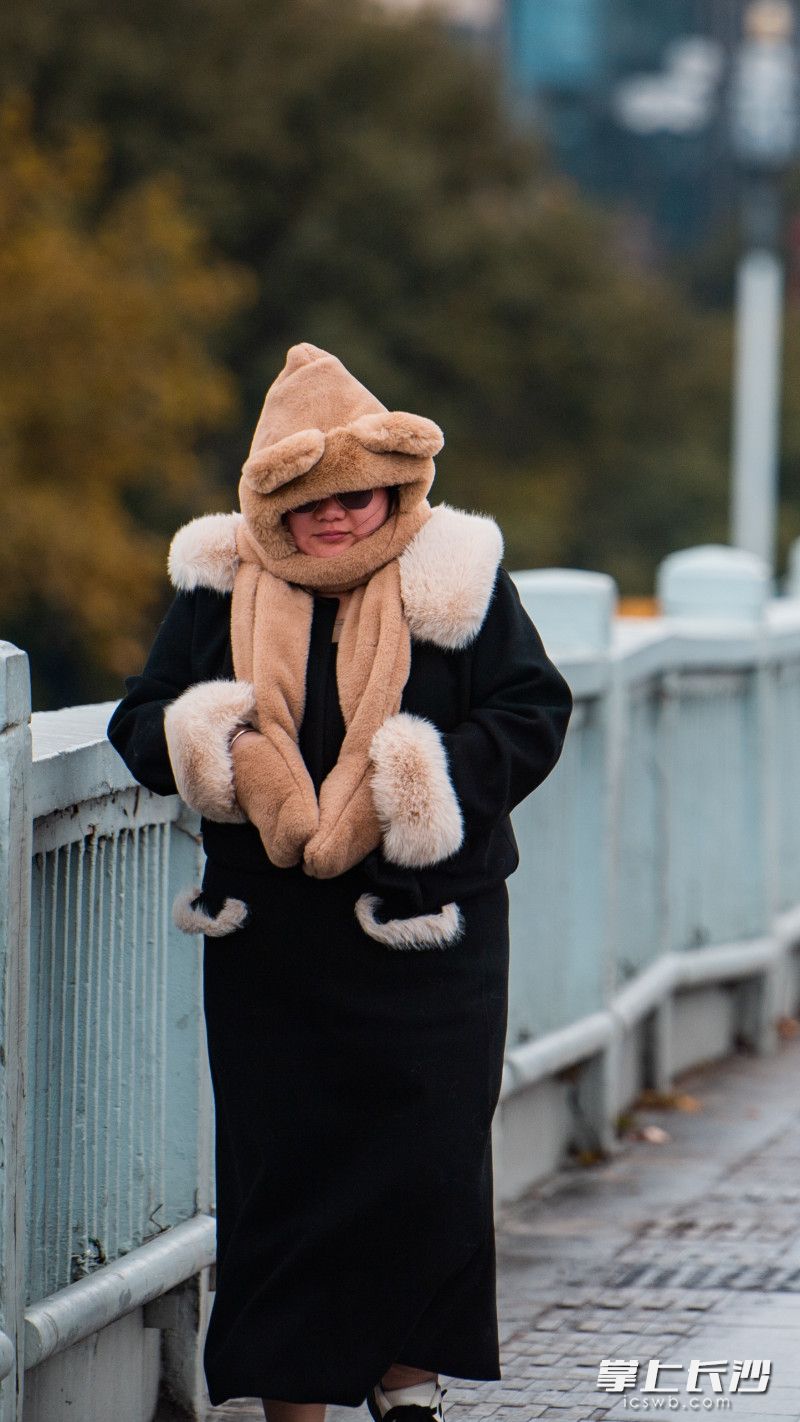 一位市民把自己包裹的严严实实。