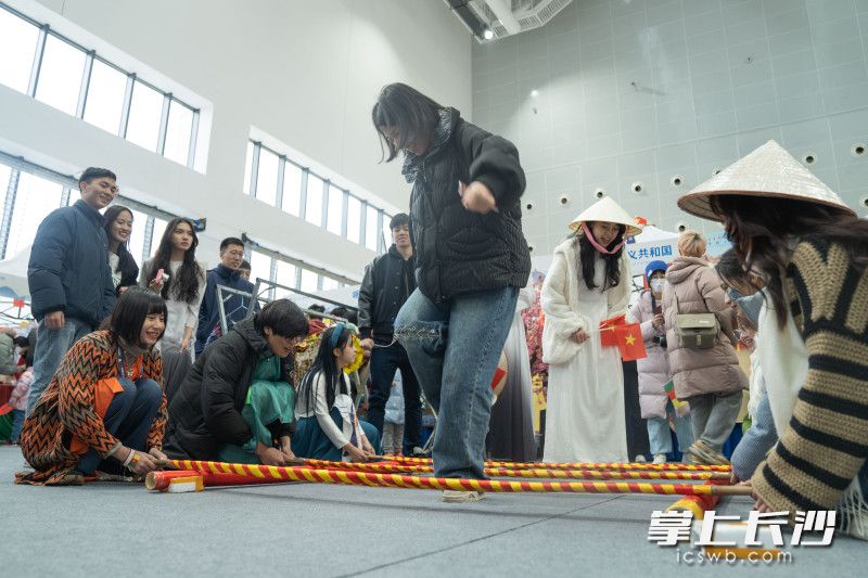 现场汇聚了各国的民俗风情。