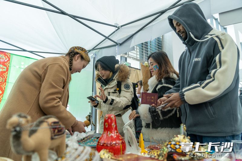 中外学生手持文化节专属“护照”，互动打卡、收集印章。