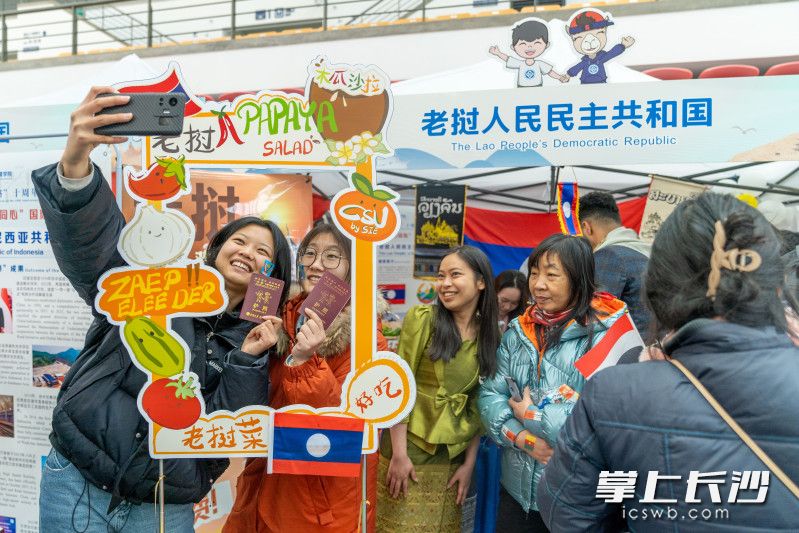 学生在展位前共同记录这一难忘瞬间。