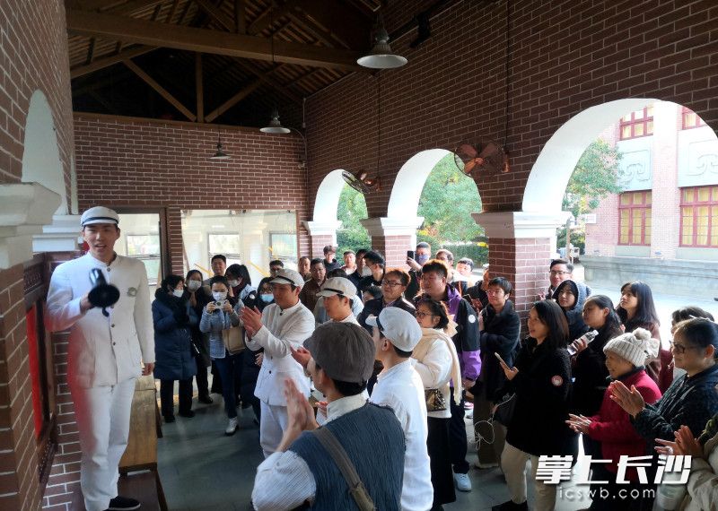 《恰同学少年》沉浸式青春剧，演出现场，人在戏中、戏随人走。均为长沙晚报全媒体记者 贺文兵 摄