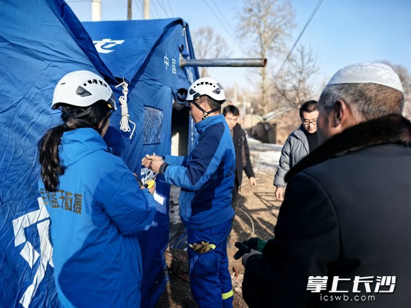 在地震灾区，岳麓蓝天救援队开展帐篷搭建工作。均为受访者供图