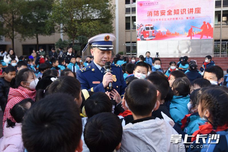 在校园内，雨花区消防救援大队消防监督员黄权武为学生们上消防安全课。