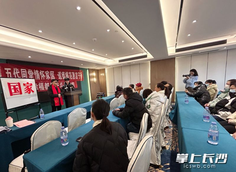 宣讲中，社区居民上台分享感悟。