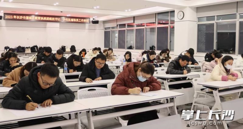 “雷小锋”导师们进行专业知识笔试。