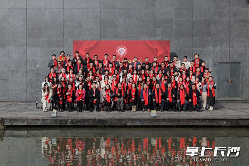 与会人员集体合影。