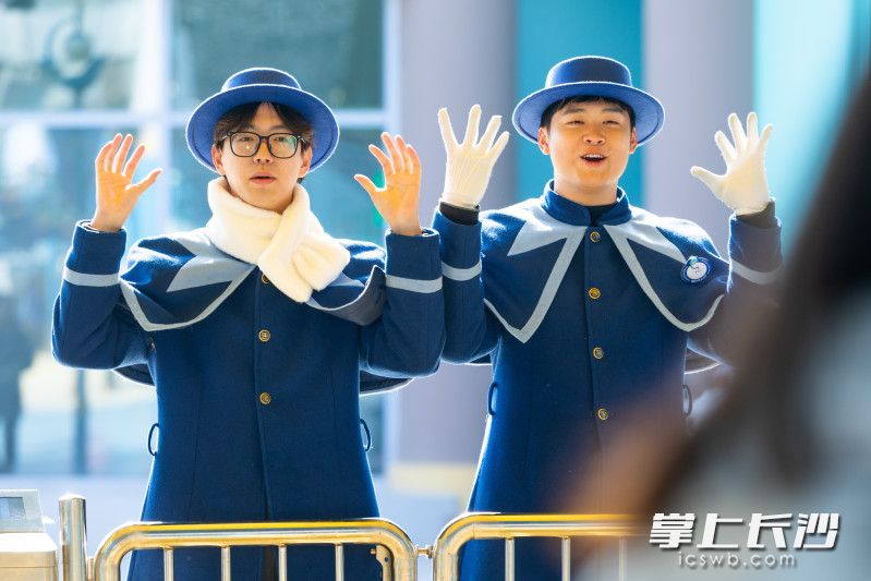 湘江欢乐海洋公园工作人员的特有欢迎手势。 湘江欢乐海洋公园工作人员的特有欢迎手势。