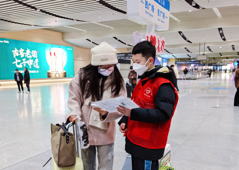 “启新雷小锋”们在高铁南站开展志愿服务活动。 均为启新小学供图