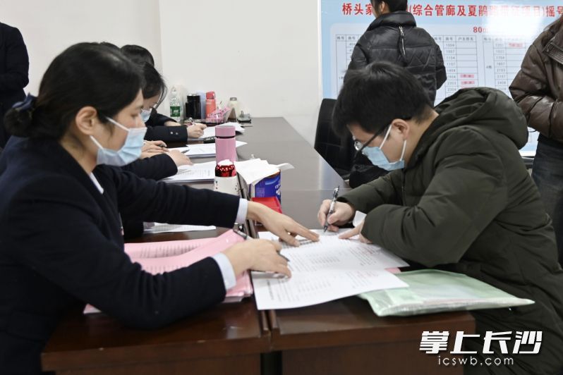 安置群众签字确认。 安置群众签字确认。