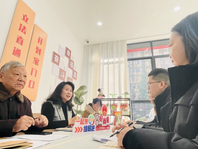 “组局吧”吧台后有人大代表捐赠的点心，在轻松的下午茶氛围下，市民、商户、专家和政府部门、好人模范代表一起共商共解难题。 均为长沙晚报全媒体记者 李卓 摄