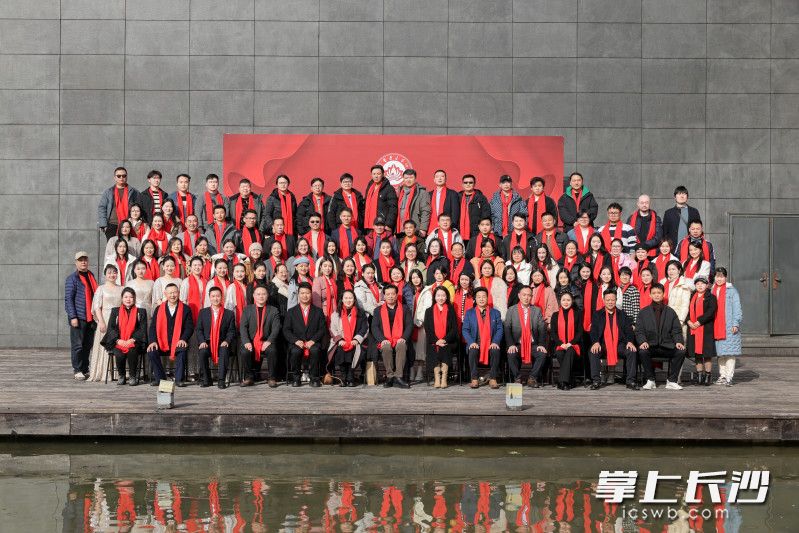 与会人员合影。