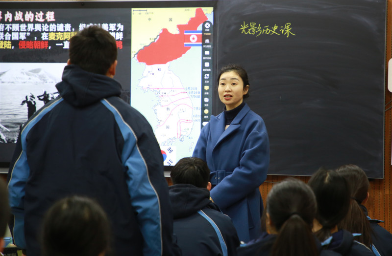 课堂上,一名学生在回答老师的提问。 课堂上,一名学生在回答老师的提问。