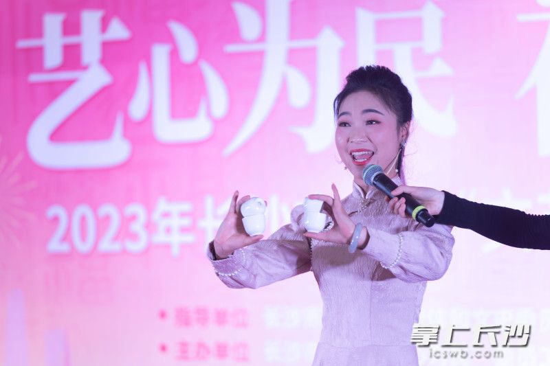 长沙市花鼓戏保护传承中心演员陈雨晴带来的精彩的“打杯子”绝技。