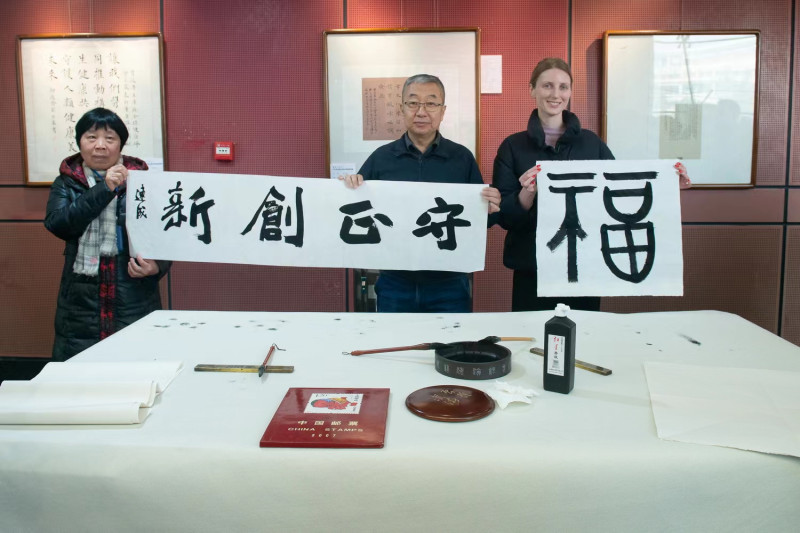 开幕式现场，太原书法家邱连成创作“守正创新”，热爱书法艺术的俄罗斯美女萨沙现场送“福”。