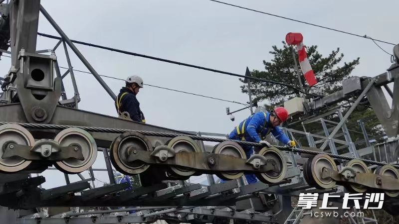 技术人员正在对张家界天子山索道进行“体检”。均为长沙晚报通讯员 邓道理 彭青松 摄影报道