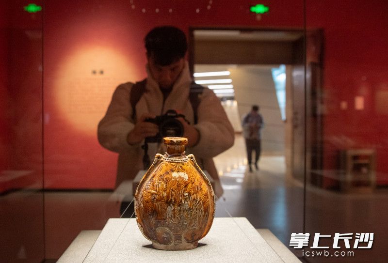 市民正在观看展览。
