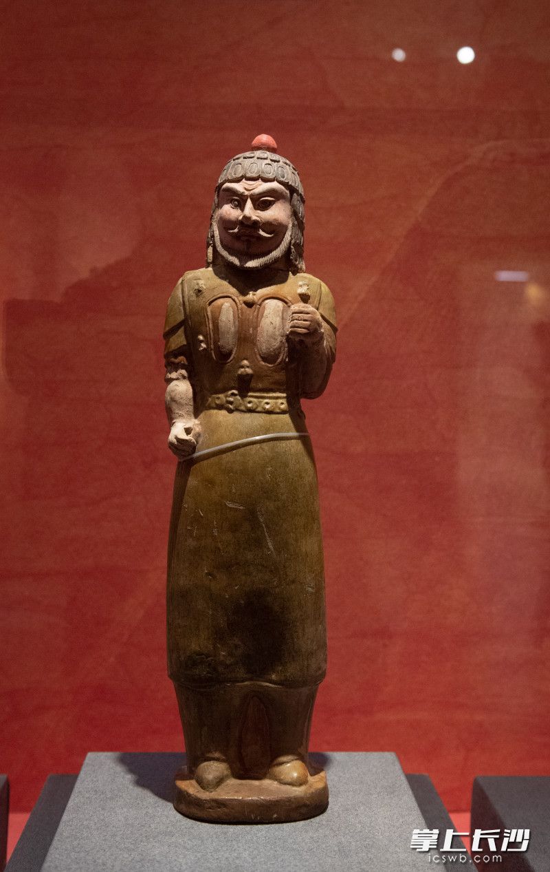 青釉武士俑。