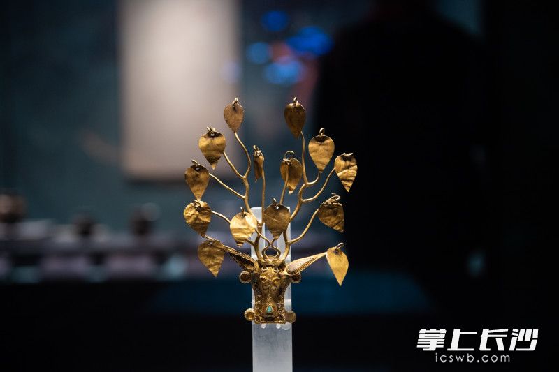 鹿角金步摇冠。