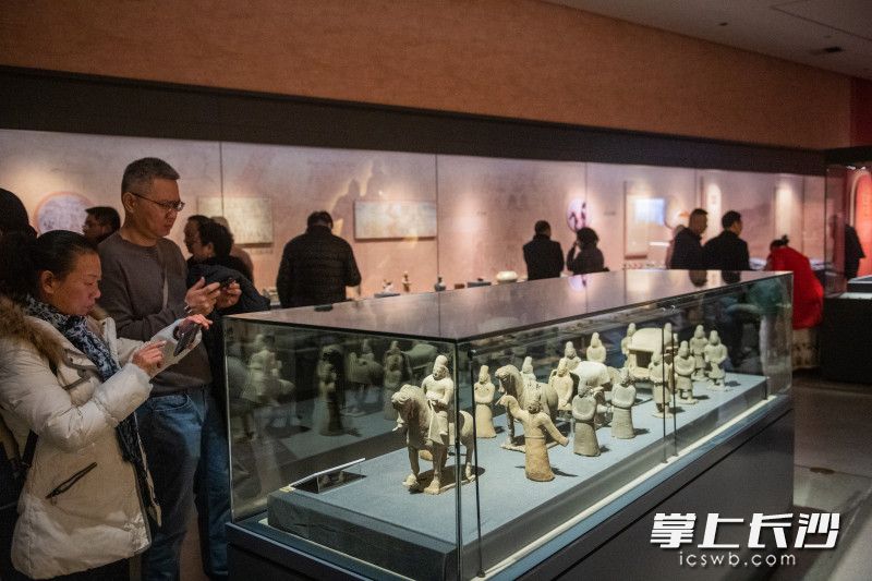 长沙博物馆馆庆系列活动暨“融合之路——拓跋鲜卑迁徙与发展历程”特展开幕，市民正在观看展览。均为长沙晚报全媒体记者 邹麟 摄