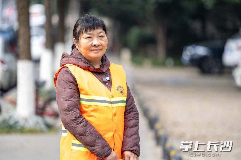 53岁的湖南湘江新区环卫工人黄新生爱读书、爱写诗，一直有个大学梦。长沙晚报全媒体记者 冯启阳 摄