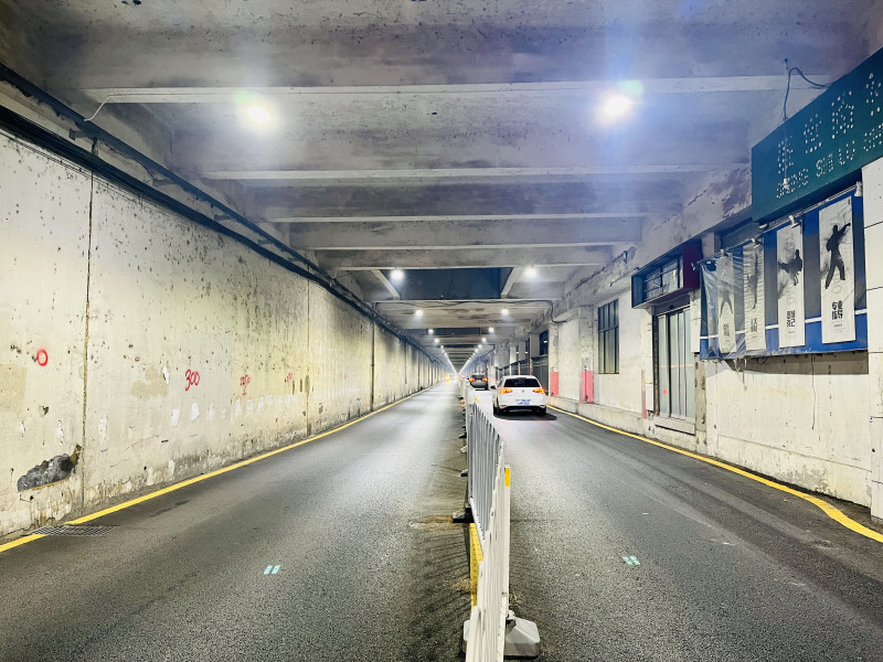 改造后LED灯组将通道照得亮堂堂。