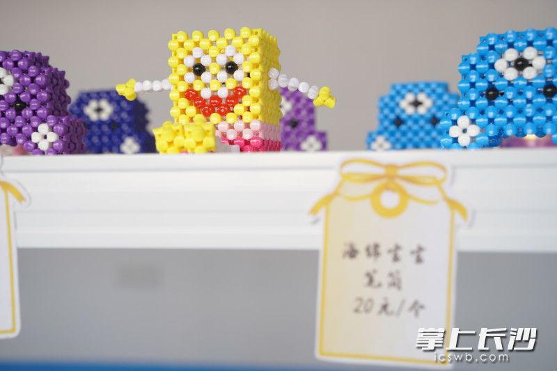 同学们制作的串珠工艺品。