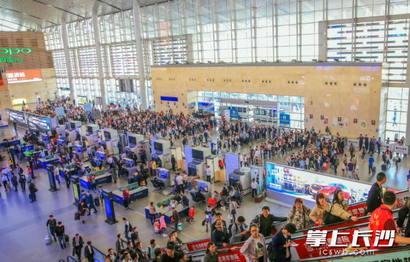 2023年,长沙火车南站到发旅客9815.49万人次,日均26.89万人次。 资料图片 2023年,长沙火车南站到发旅客9815.49万人次,日均26.89万人次。 资料图片