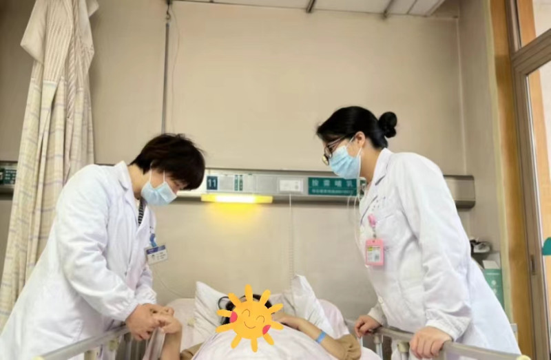 患者术后，湘雅三医院产科的医护人员到病房查看患者病情。由医院供图
