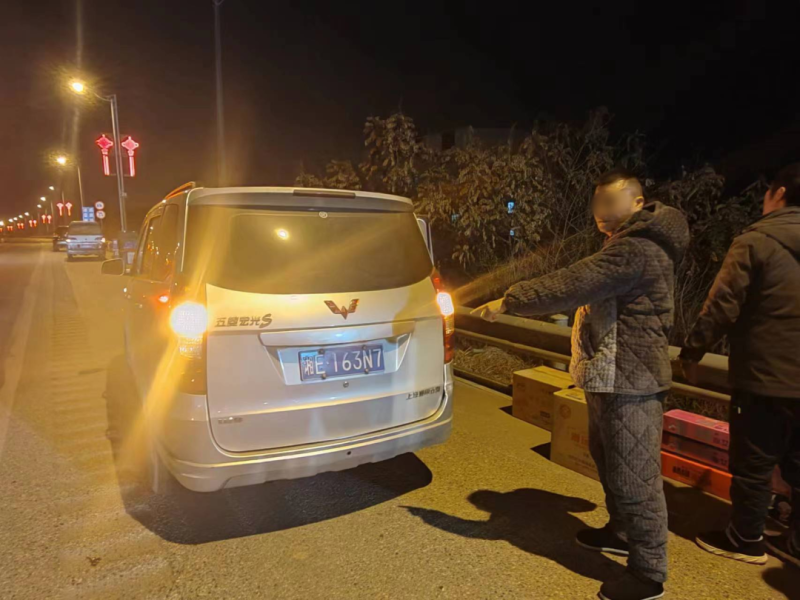 没有相关资质非法运输烟花爆竹的小面包车被查处。