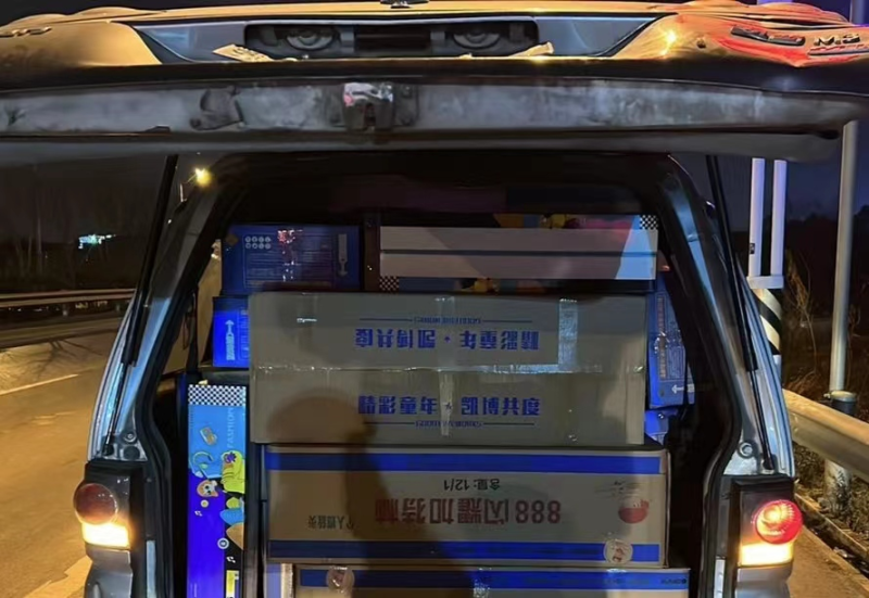 小面包车里，烟花爆竹塞得满满当当。