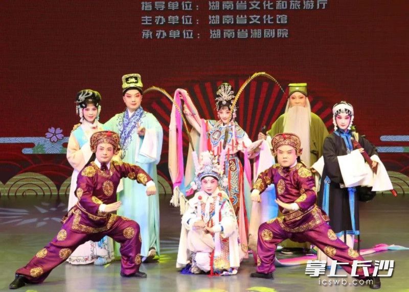 晚会上演精彩节目。均为 唐侠 摄