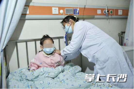 湖南省儿童医院医生在给小雪做检查。孩子的病情已明显好转。 医院供图 湖南省儿童医院医生在给小雪做检查。孩子的病情已明显好转。 医院供图