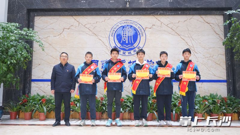 周南望城学校校长刘红卫为5名学生颁发了“消防小英雄”荣誉证书。  均为长沙晚报通讯员彭宇蔚供图