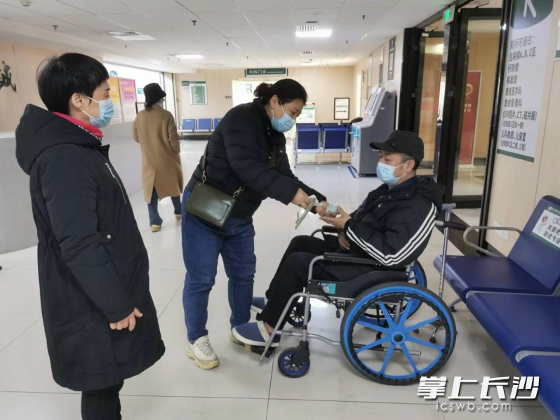 网格邻长协助困难居民进行残疾等级评定。