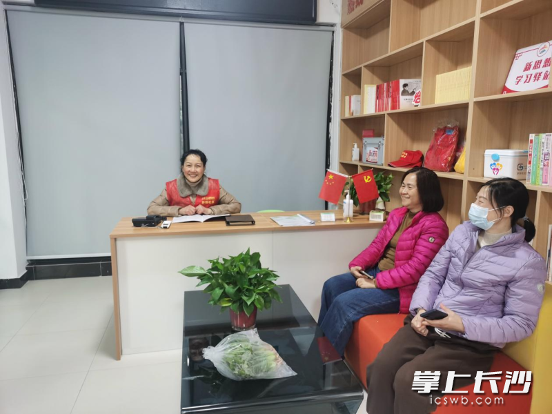 天和家园网格站里每日都有值班人员固定接待服务居民。