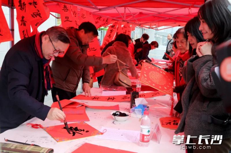 活动现场，书法家为市民书写春联、福字。  主办方供图