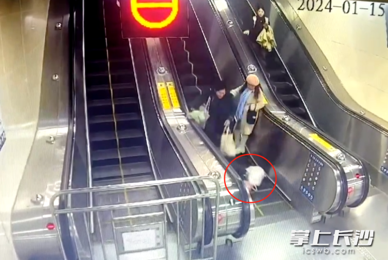 老人刚踏上扶梯,就向后摔倒。 均为视频截图 老人刚踏上扶梯,就向后摔倒。 均为视频截图