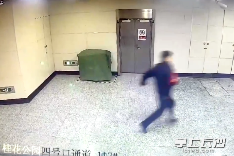 辅警朝地铁站出入口一路狂奔。 辅警朝地铁站出入口一路狂奔。