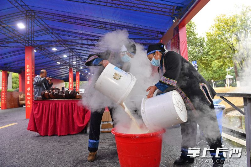 美食品尝展区。