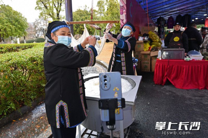 来自龙山的自媒体达人“月亮姐姐”在直播龙山豆腐的制作过程。