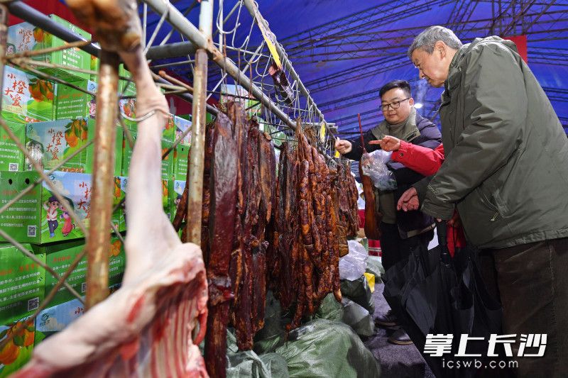 市民在选购年货。