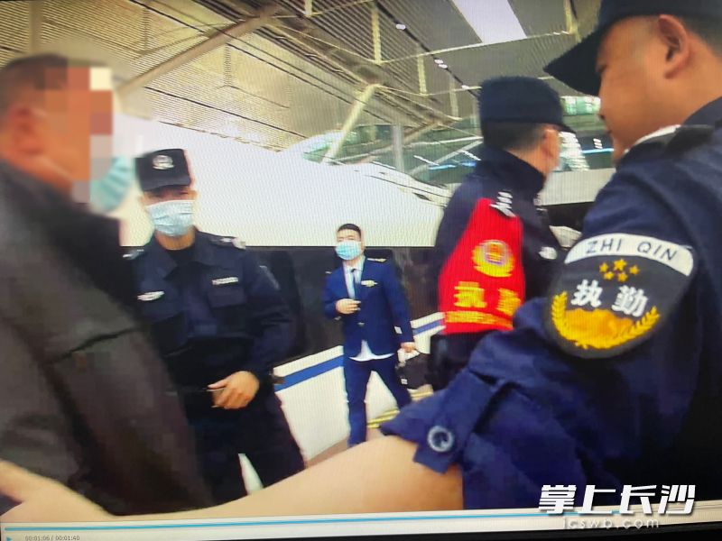 旅客因为在高铁上吸烟，被乘警带下列车移交给车站派出所。 均为长沙铁路公安处供图