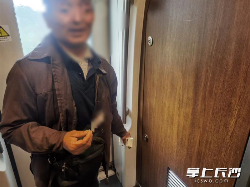 旅客在高铁列车内吸烟被查获。