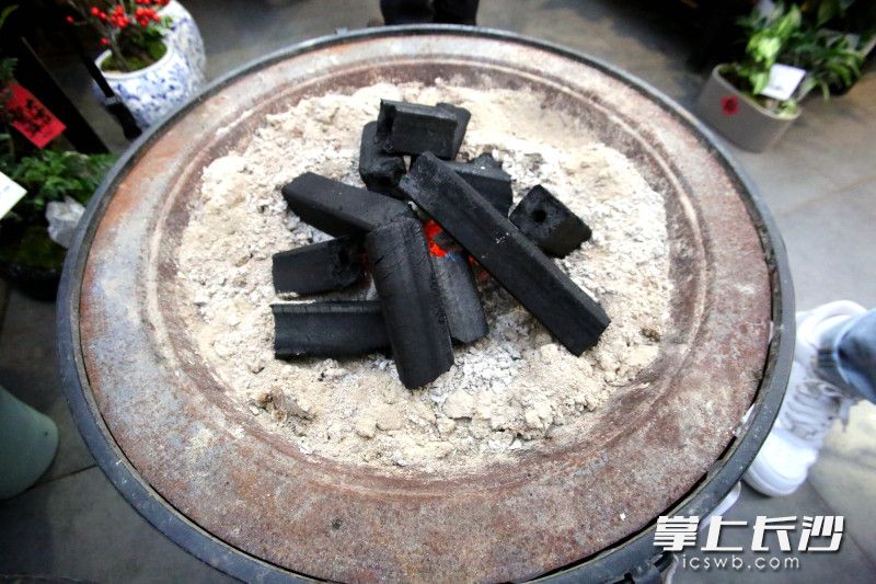 生炉起火，确保花卉不冻伤。